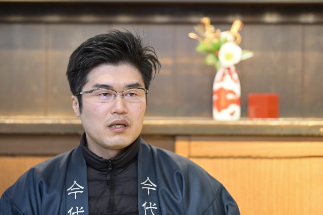 インタビューに応える今代司酒造（株）代表取締役社長の岡田龍さん